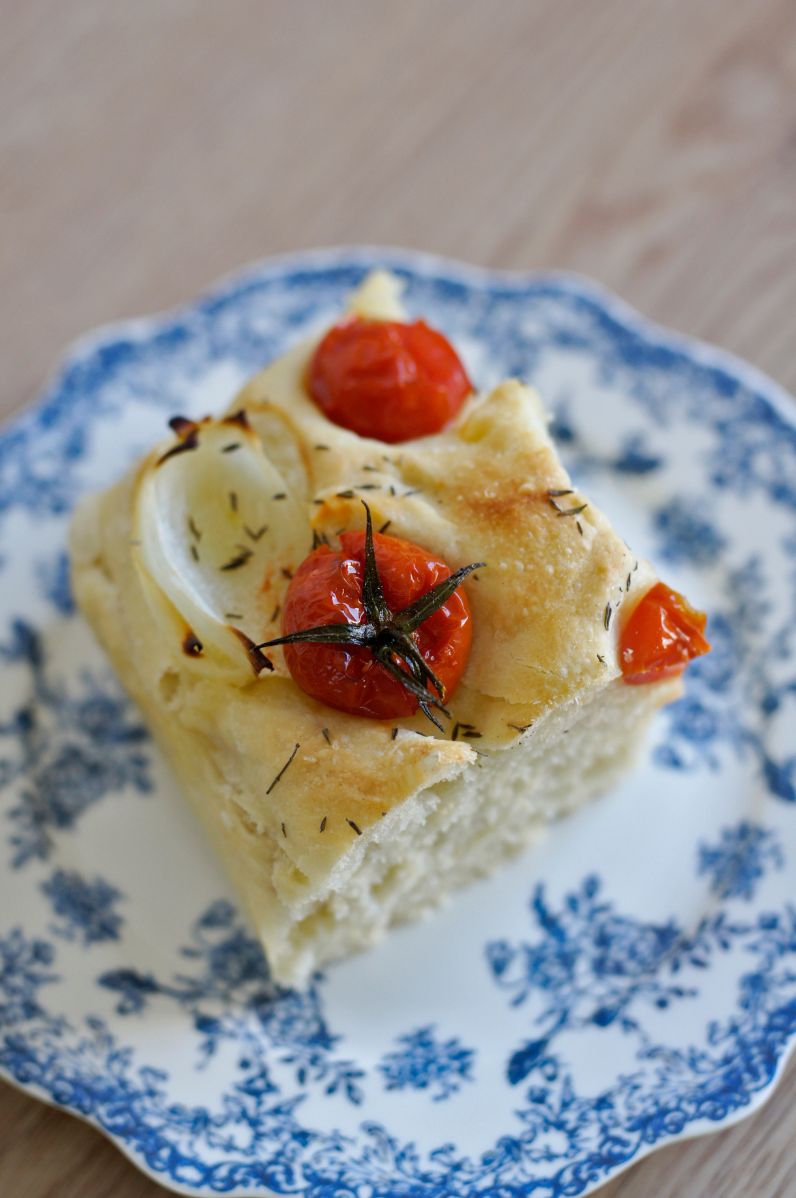 Focaccia z pieczonymi pomidorkami koktajlowymi i cebulą
