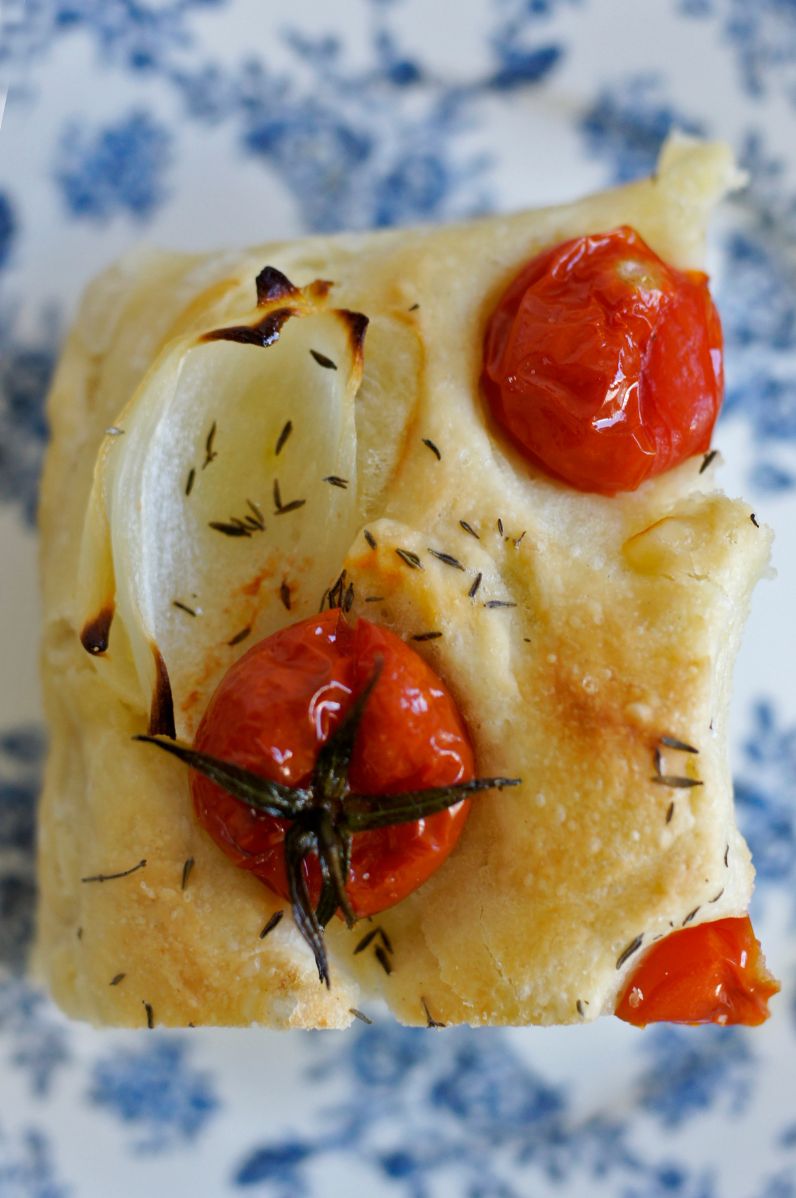 Focaccia z pieczonymi pomidorkami koktajlowymi i cebulą