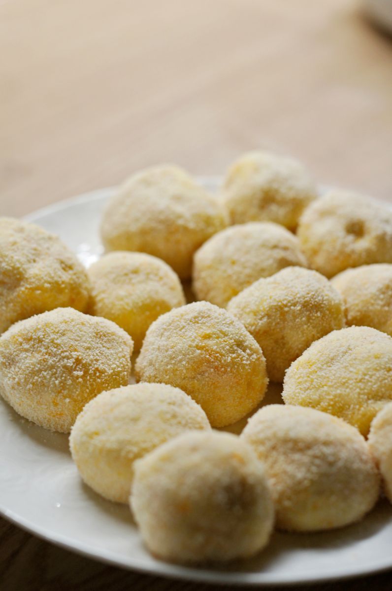 Smażone kulki ziemniaczane z serem mimolette podane z sosem jogurtowo-musztardowym