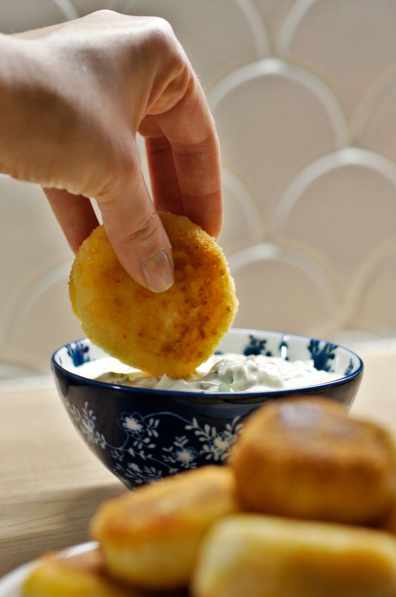 Smażone kulki ziemniaczane z serem mimolette podane z sosem jogurtowo-musztardowym