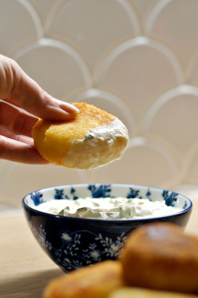 Smażone kulki ziemniaczane z serem mimolette podane z sosem jogurtowo-musztardowym