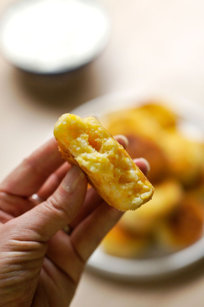 Smażone kulki ziemniaczane z serem mimolette podane z sosem jogurtowo-musztardowym