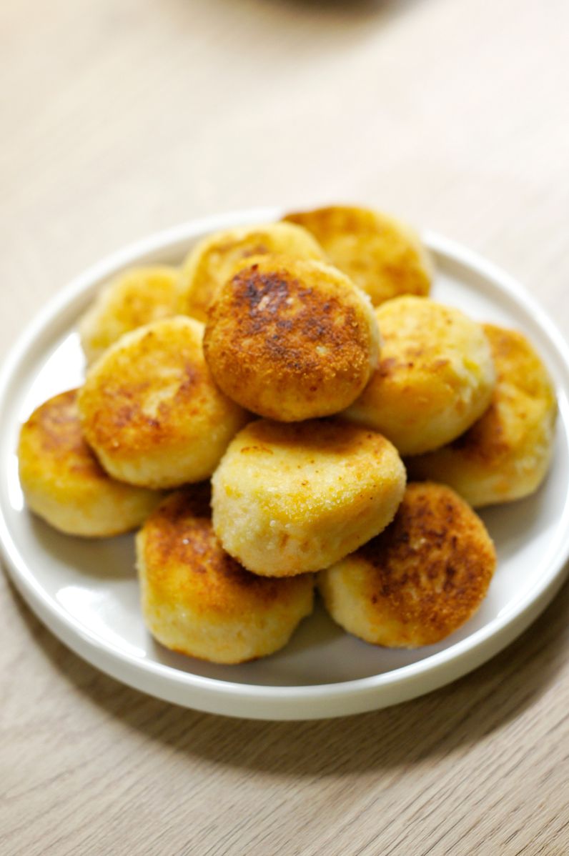 Smażone kulki ziemniaczane z serem mimolette podane z sosem jogurtowo-musztardowym