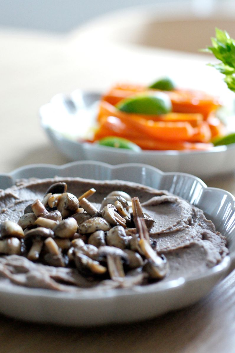 Pasta z białej fasoli z dodatkiem leśnych grzybów i smażonych pieczarek, pachnąca tymiankiem