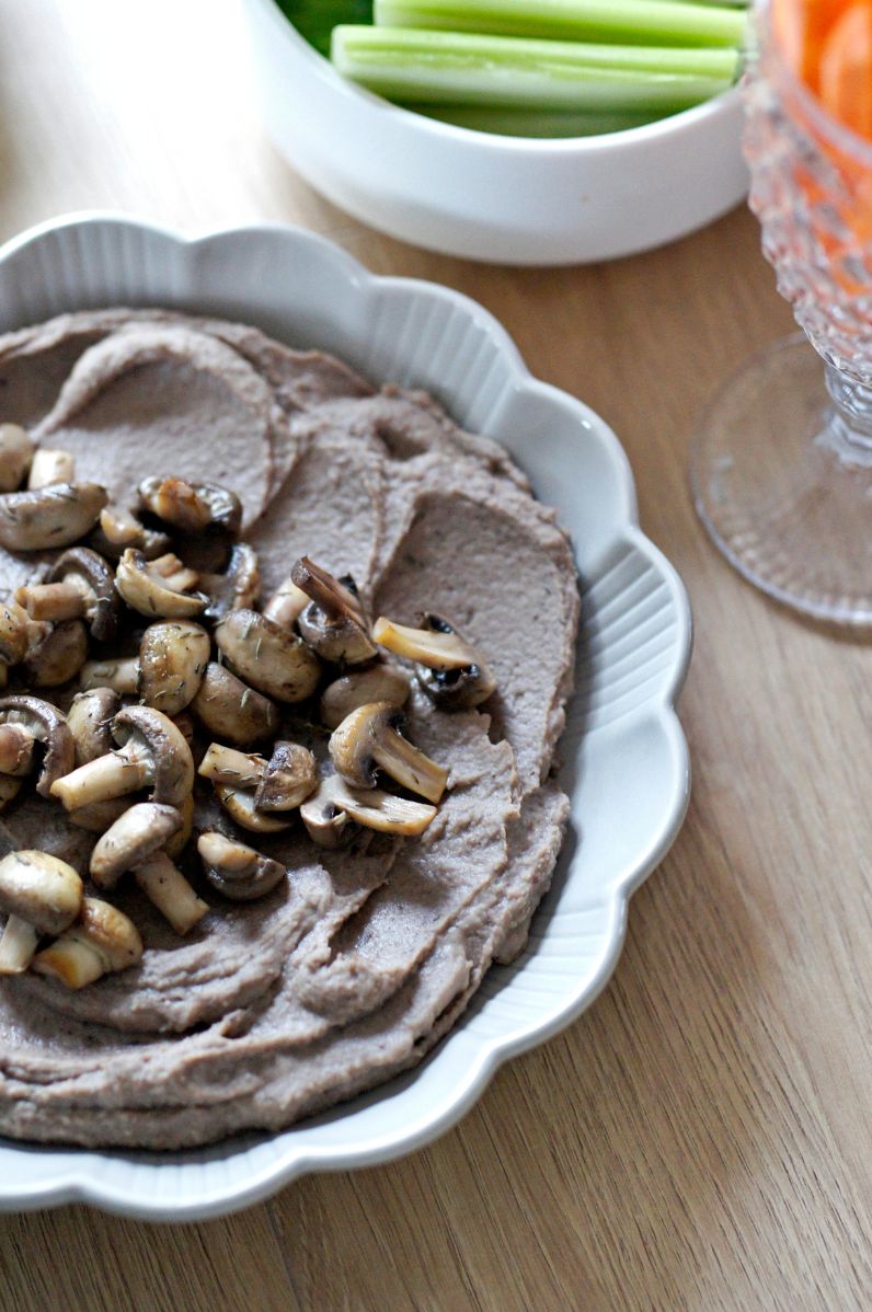 Pasta z białej fasoli z dodatkiem leśnych grzybów i smażonych pieczarek, pachnąca tymiankiem