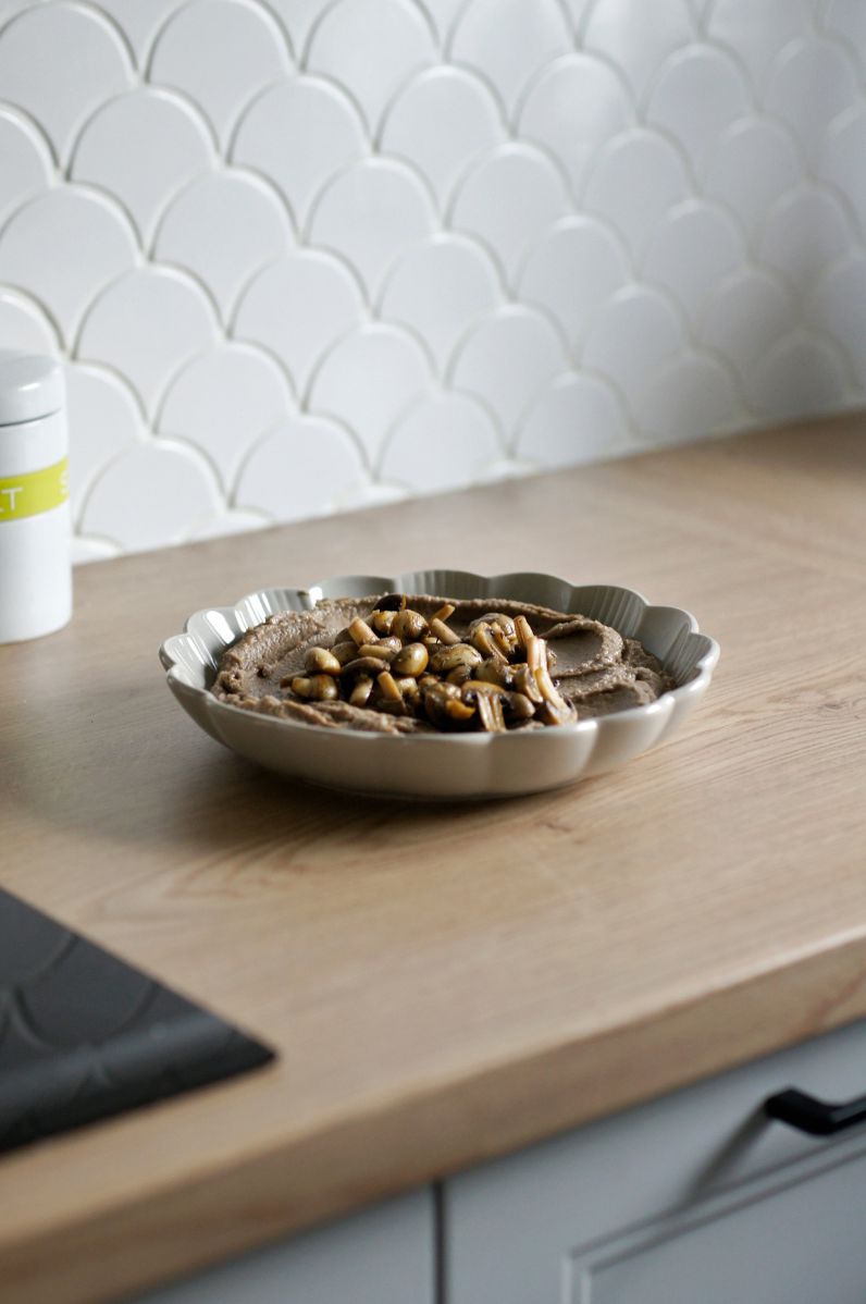 Pasta z białej fasoli z dodatkiem leśnych grzybów i smażonych pieczarek, pachnąca tymiankiem