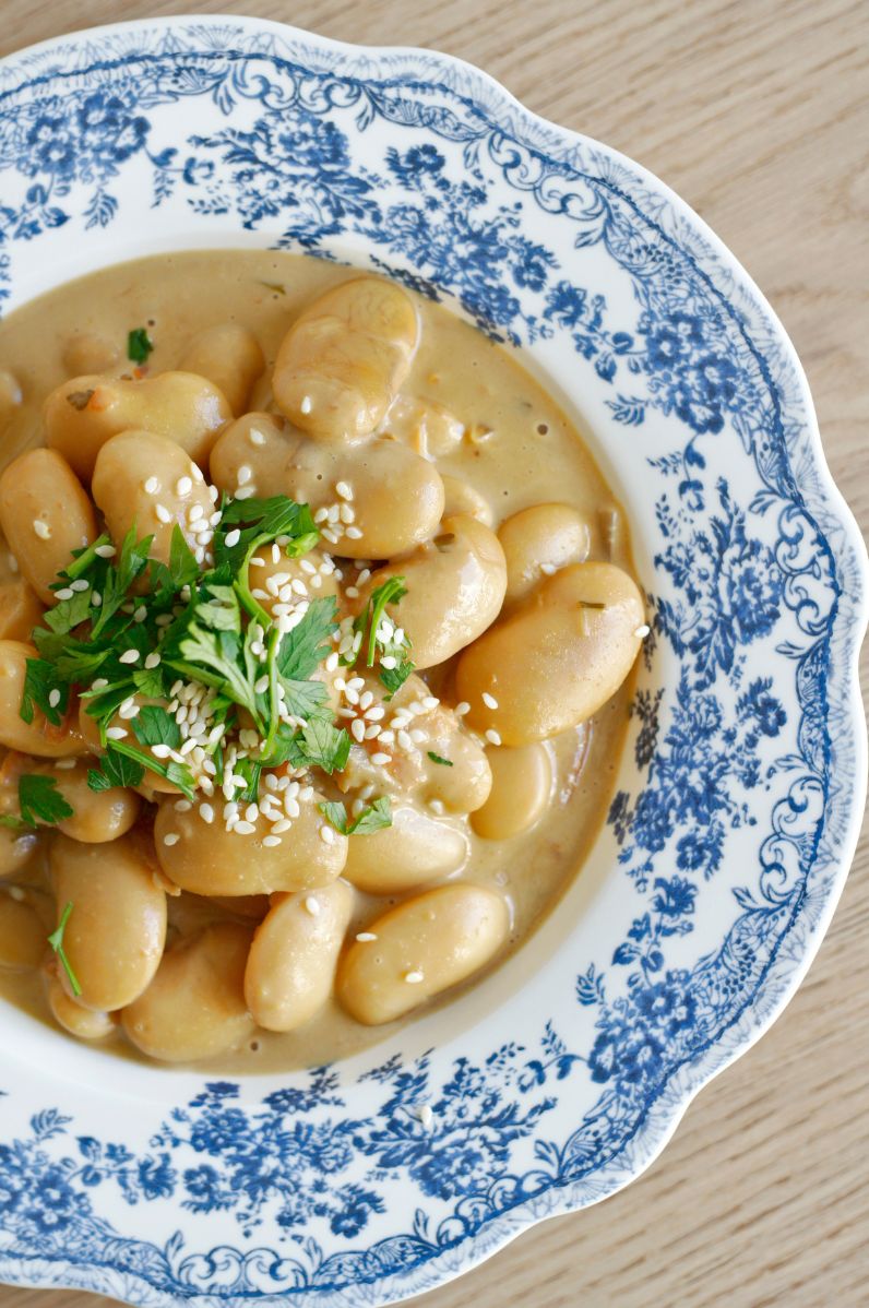 Kremowa biała fasola duszona w sosie z mleczka kokosowego z dodatkiem pasty miso i masła z orzeszków ziemnych