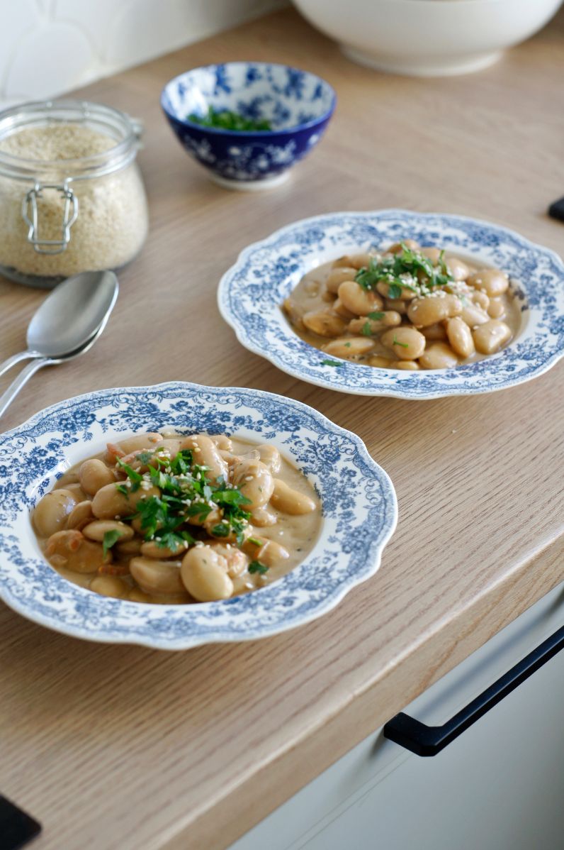 Kremowa biała fasola duszona w sosie z mleczka kokosowego z dodatkiem pasty miso i masła z orzeszków ziemnych