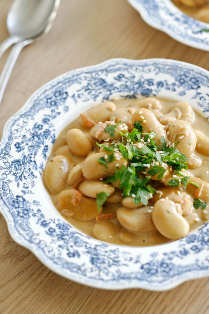 Kremowa biała fasola duszona w sosie z mleczka kokosowego z dodatkiem pasty miso i masła z orzeszków ziemnych