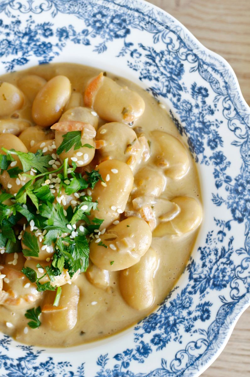 Kremowa biała fasola duszona w sosie z mleczka kokosowego z dodatkiem pasty miso i masła z orzeszków ziemnych