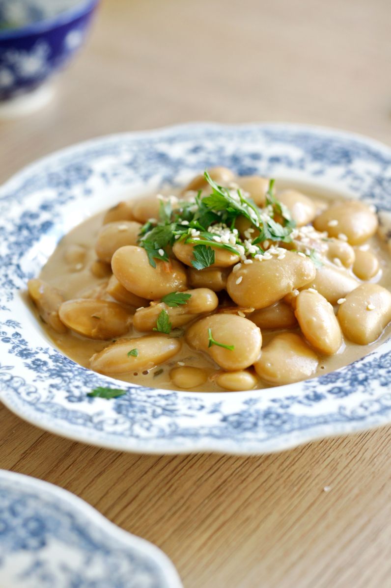 Kremowa biała fasola duszona w sosie z mleczka kokosowego z dodatkiem pasty miso i masła z orzeszków ziemnych