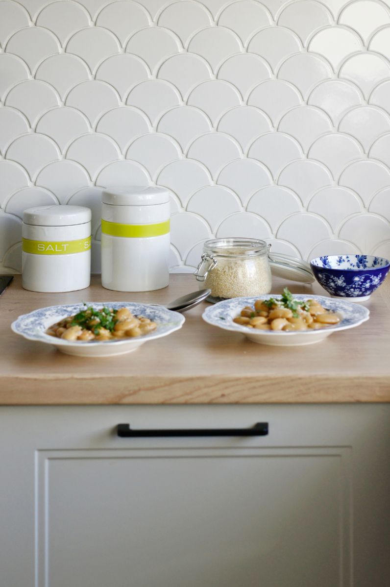 Kremowa biała fasola duszona w sosie z mleczka kokosowego z dodatkiem pasty miso i masła z orzeszków ziemnych