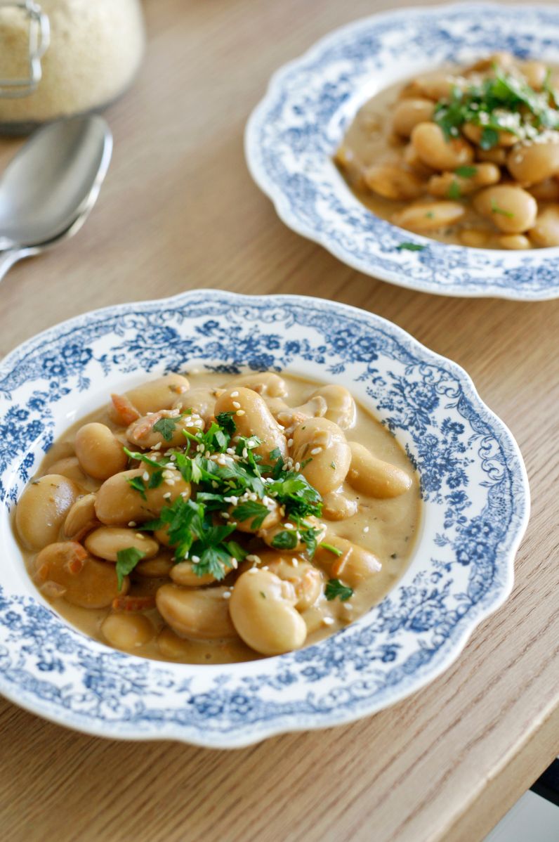 Kremowa biała fasola duszona w sosie z mleczka kokosowego z dodatkiem pasty miso i masła z orzeszków ziemnych