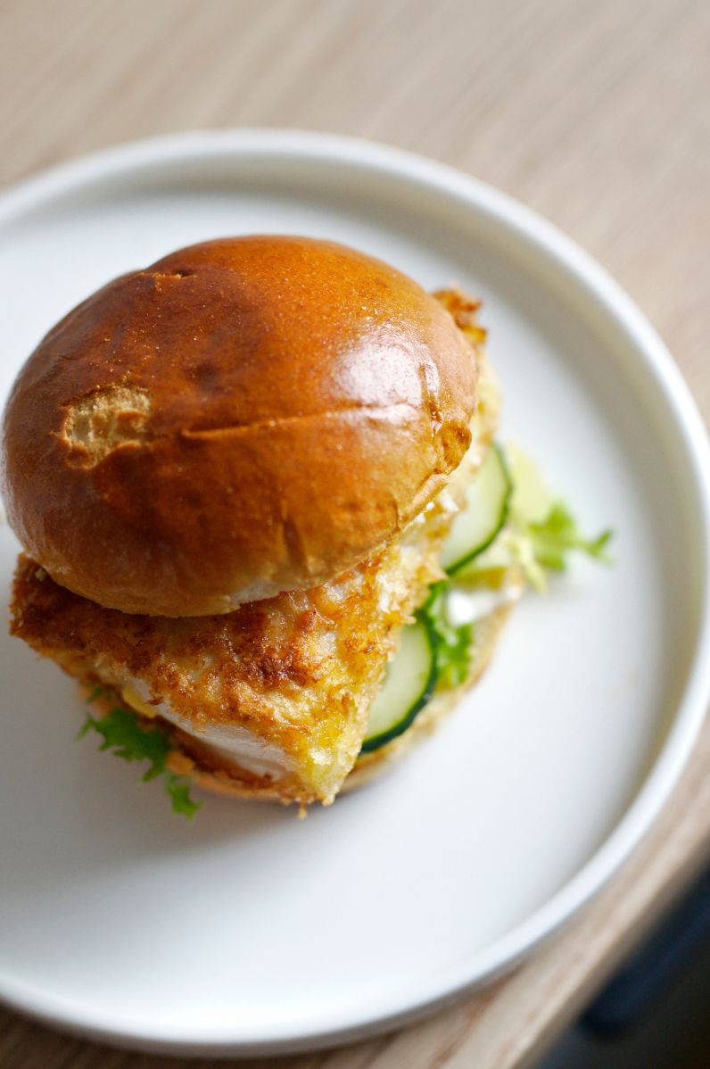 Fishburger: dorsz panierowany w panko podany w maślanej bułce