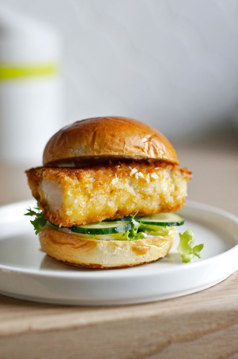 Fishburger: dorsz panierowany w panko podany w maślanej bułce