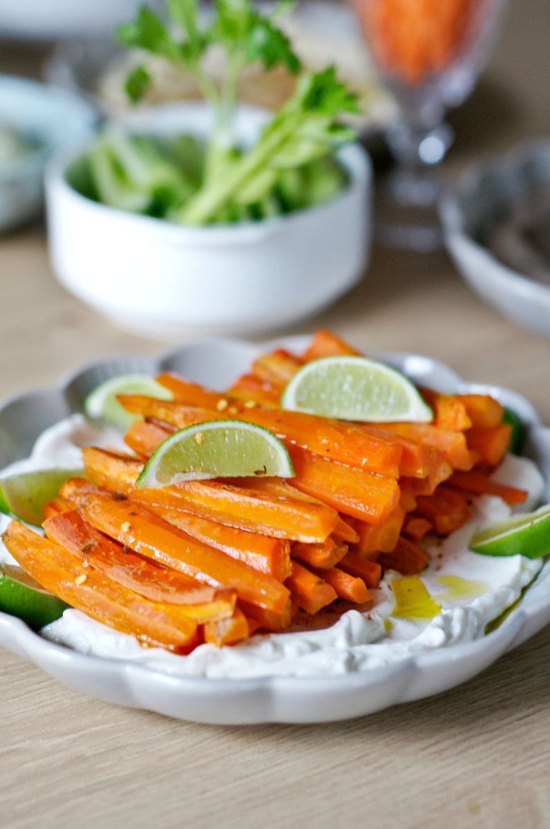 Słodko-pikantna pieczona marchewka podana na gęstym jogurcie greckim