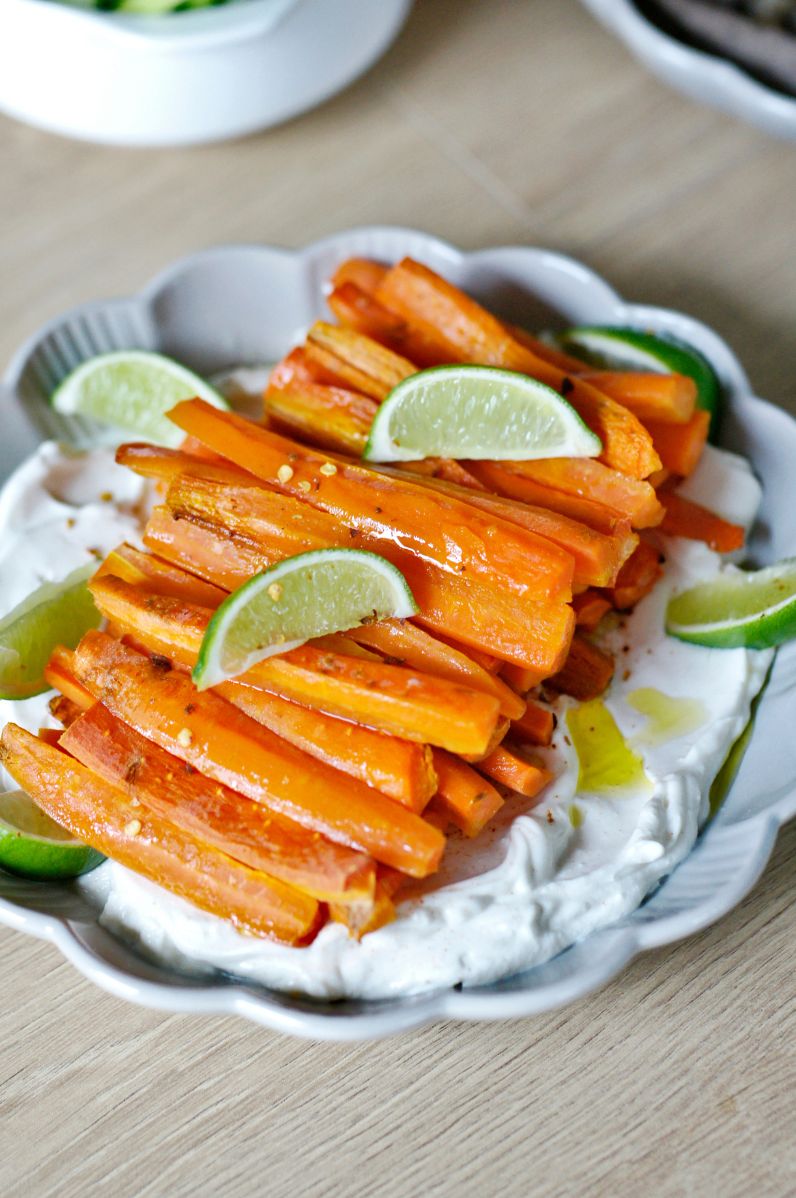 Słodko-pikantna pieczona marchewka podana na gęstym jogurcie greckim