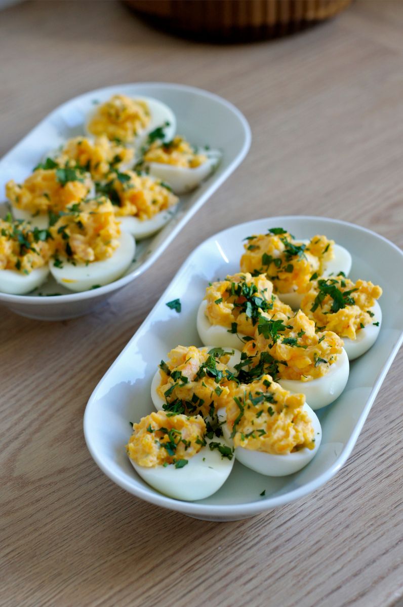 Jajka faszerowane pastą z dodatkiem smażonych krewetek