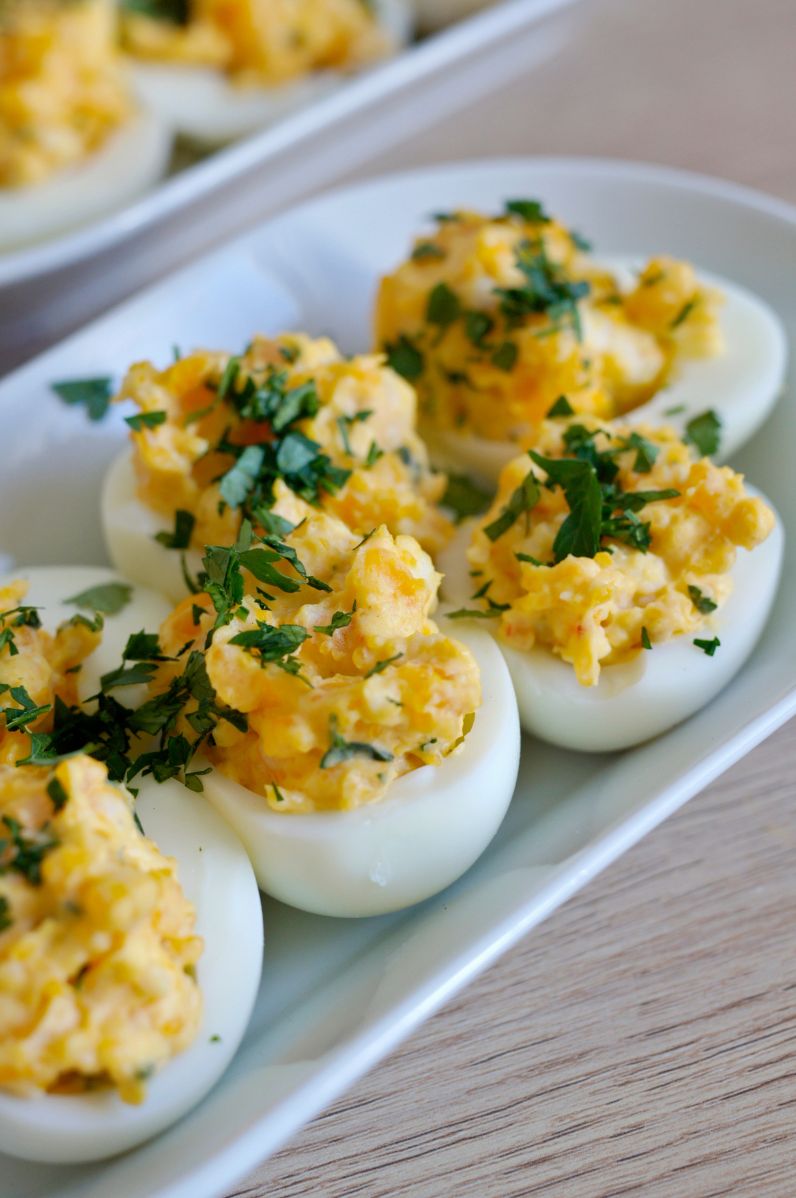 Jajka faszerowane pastą z dodatkiem smażonych krewetek