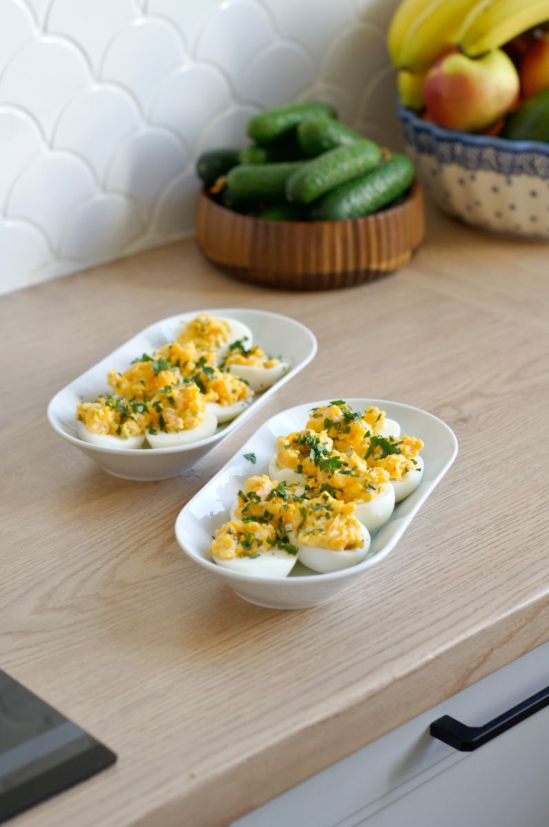 Jajka faszerowane pastą z dodatkiem smażonych krewetek