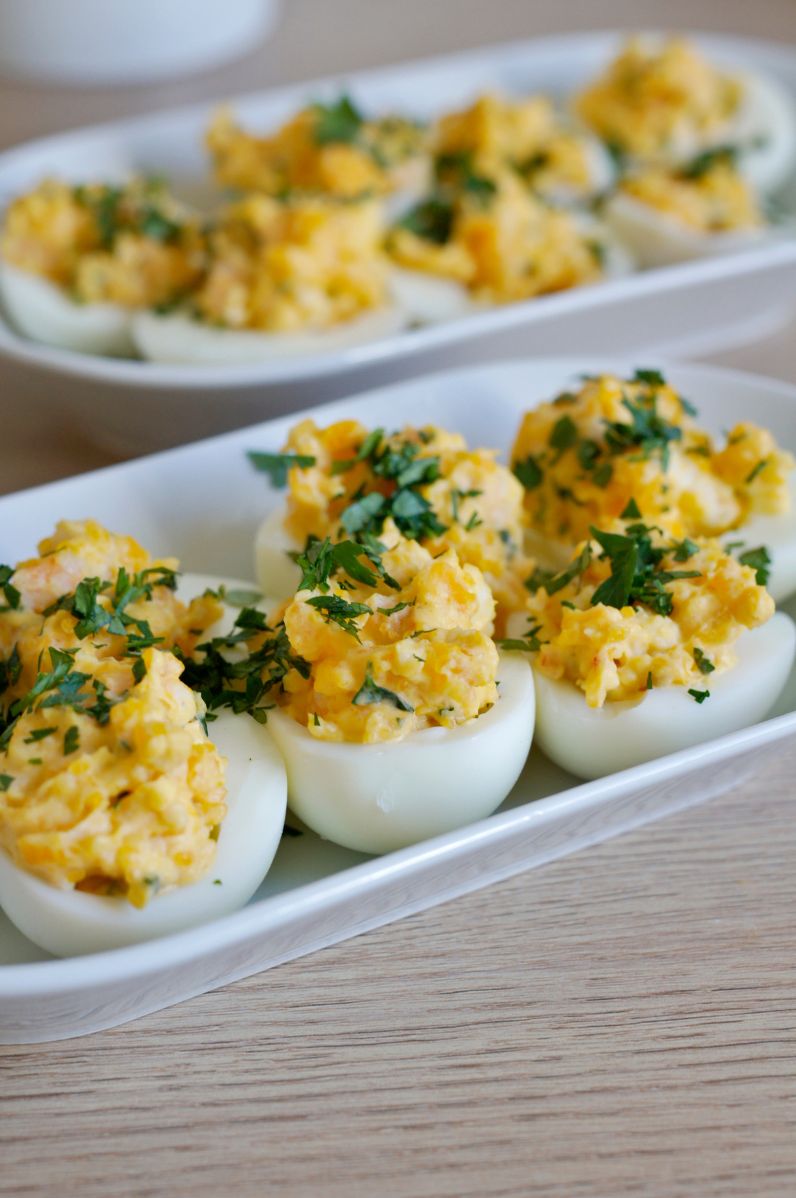 Jajka faszerowane pastą z dodatkiem smażonych krewetek
