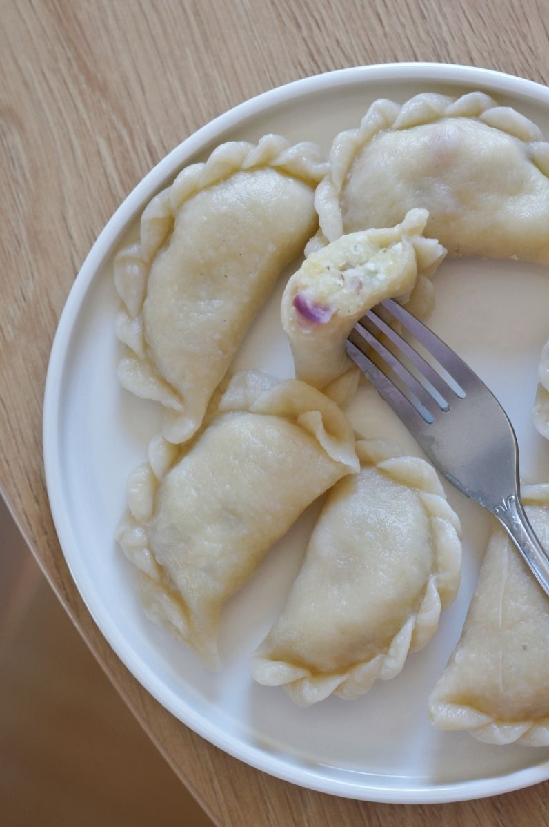 Pierogi ruskie z karmelizowaną czerwoną cebulą