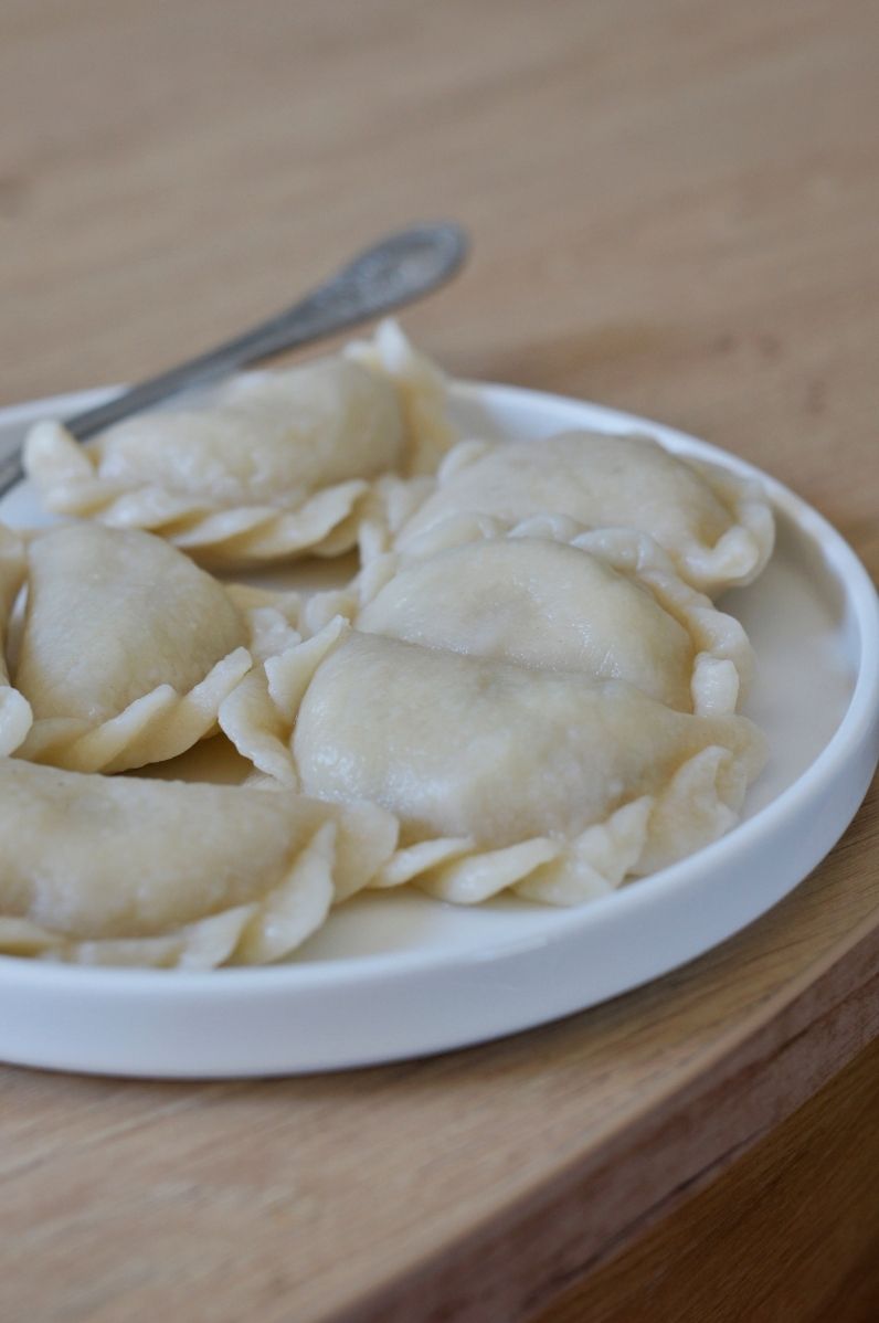 Pierogi ruskie z karmelizowaną czerwoną cebulą