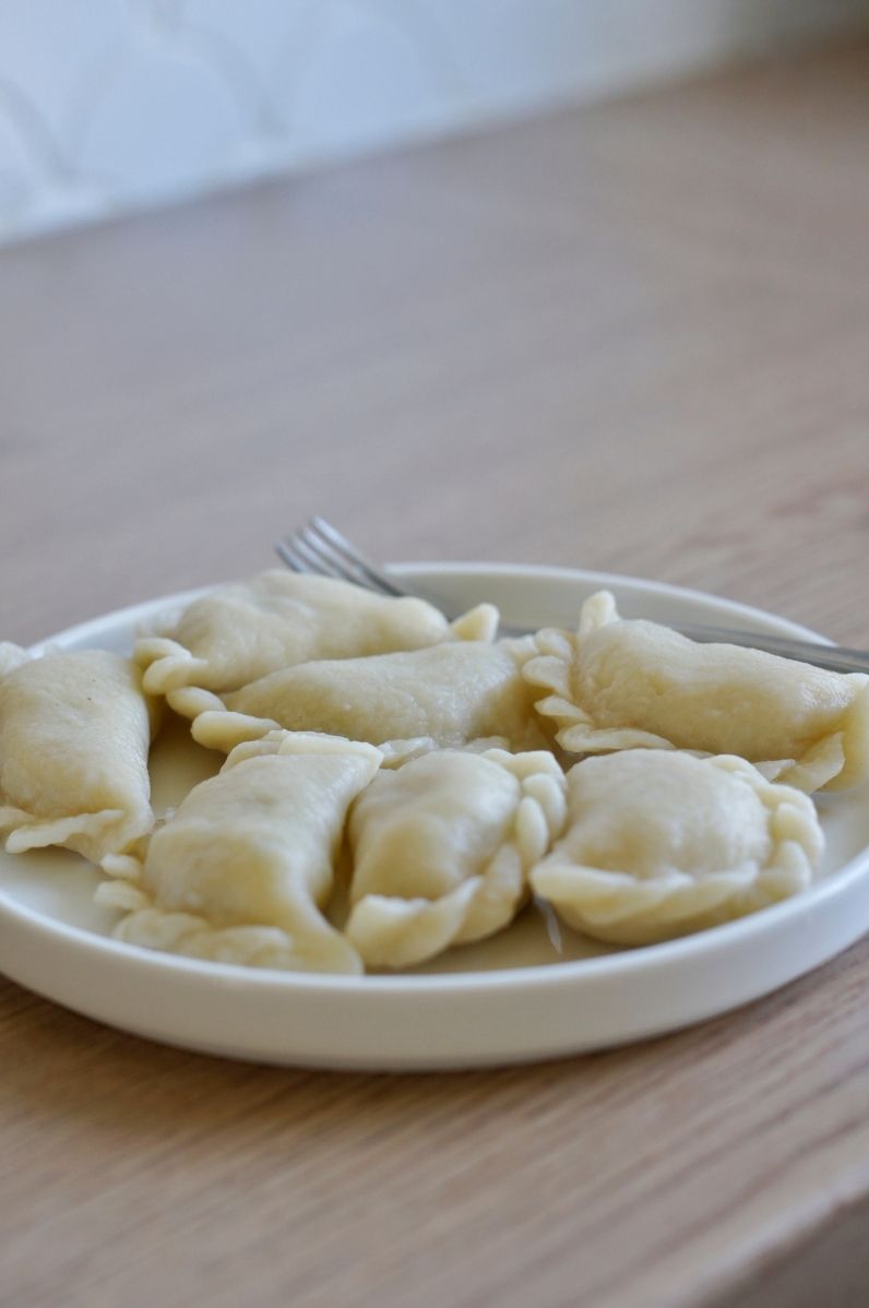 Pierogi ruskie z karmelizowaną czerwoną cebulą