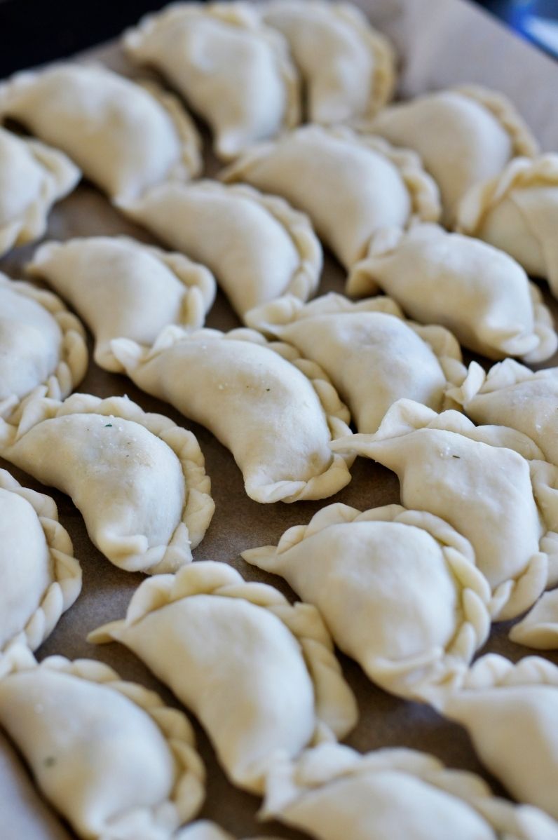 Pierogi ruskie z karmelizowaną czerwoną cebulą