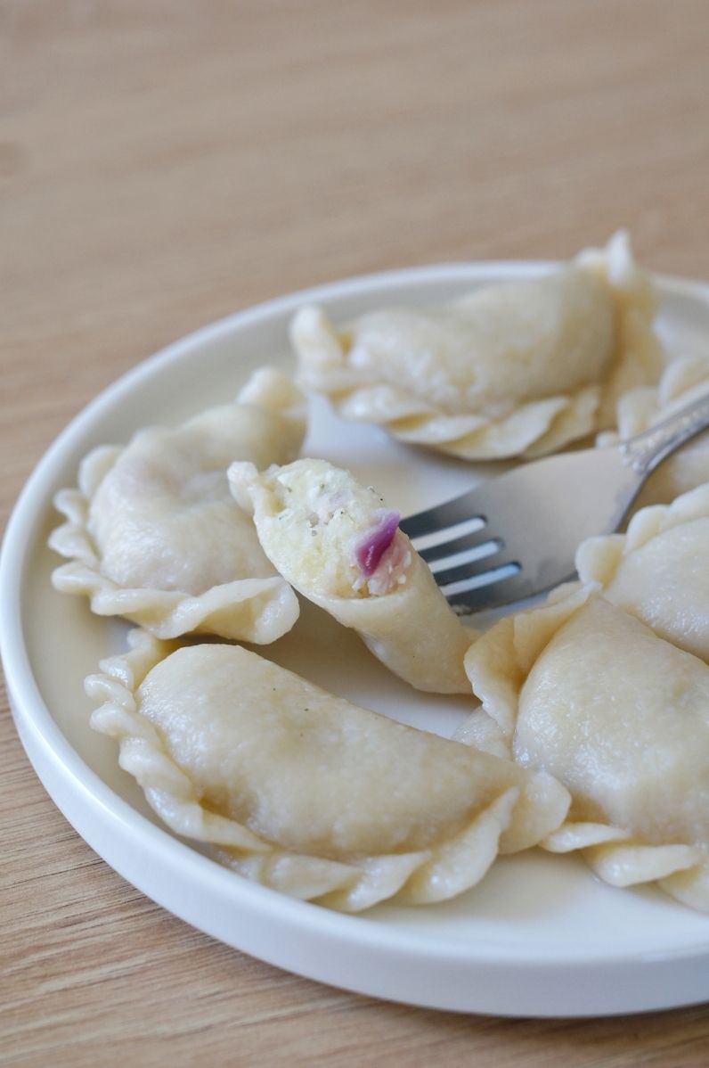 Pierogi ruskie z karmelizowaną czerwoną cebulą