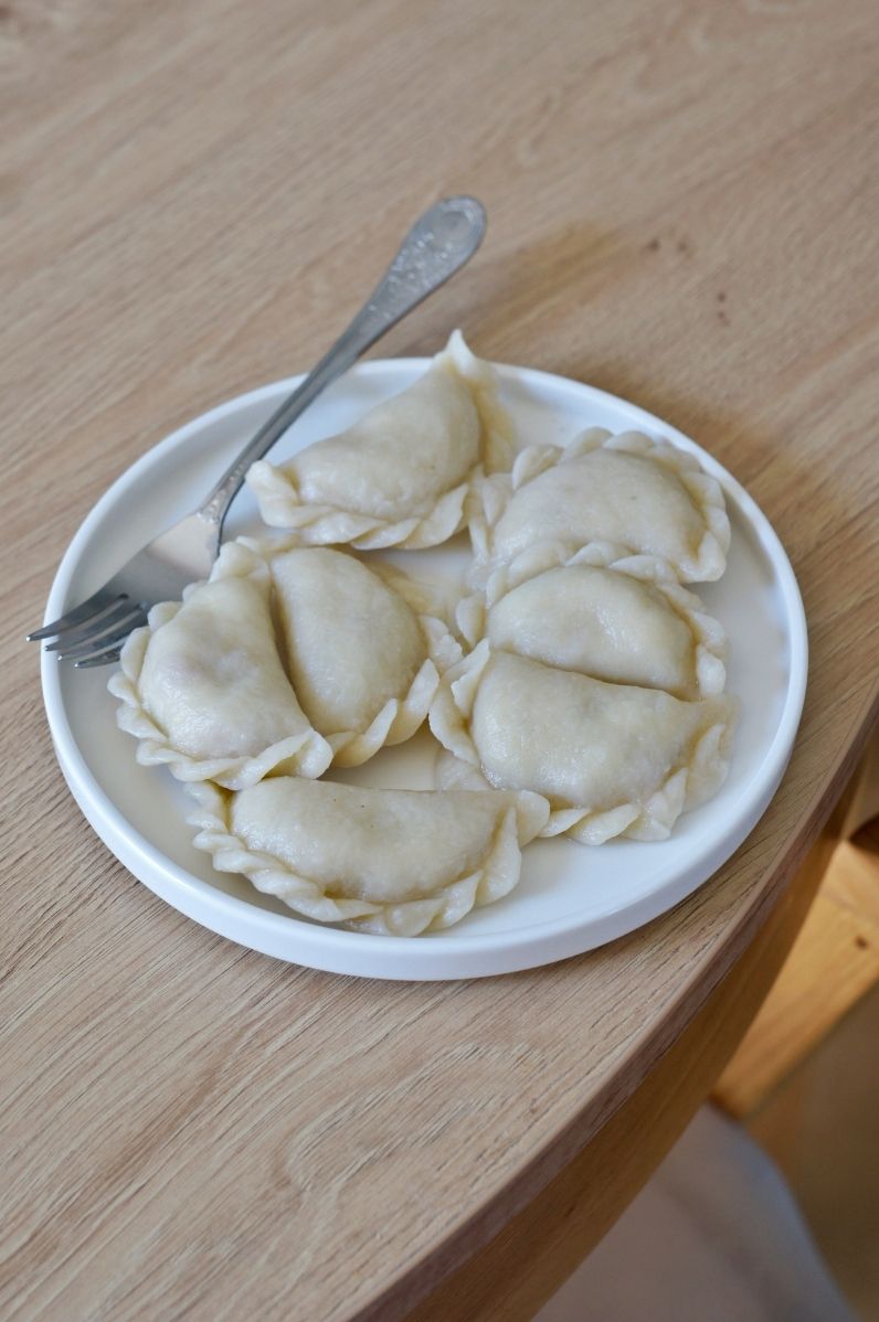 Pierogi ruskie z karmelizowaną czerwoną cebulą